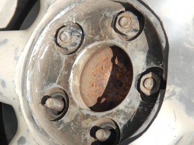 crevaison au Laos et écrous serrés comme des brutes