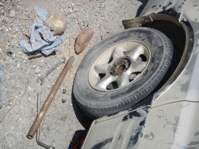 outils de bord: clé chinoise du mauvais diamètre, un tube rouillé et un vieux tournevis....