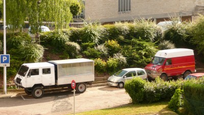 comme ça si il y en a qui ont du mal à voir quelle taille fait un brutt...à coté d'un IVECO...même diametre de pneus: 900cm<br />(10.5R20 contre 900R16) mais 275 pour le brutt pour 255 pour l'IVECO de large