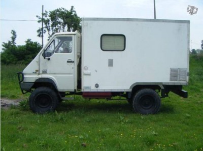 Renault B90 4x4 blanc cellule Cote.jpg