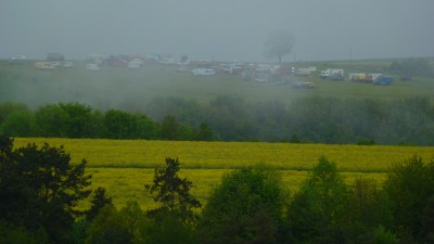 le dimanche matin dans la brume pris sur la route opposée au campement de manouches