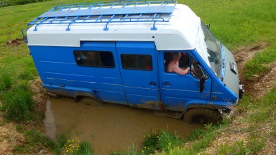 a moins que ce ne soient des cochons pres a se rouler dans n'importe quel trou boueux même si ça rentre pas ... ;-)