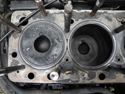 DSCN4234.JPG (4.43 Mio) Vu 21679 fois vue des deux piston coter boite,et celui qui a ramasser.....