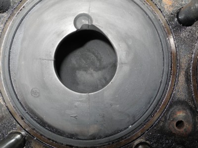 DSCN4236.JPG (4.32 Mio) Vu 21684 fois les fentes sur un des pistons certainement du au fait que j'ai abuser du correcteur de debit en effet je ne pouvais pas décemment monter des pente a 35% a moitier charge utile a fond de 4......y fallait qui se passe un truc.....bin s'est fait.....