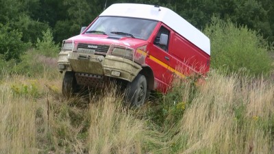 Tiens mais ce serait pas Bruno le copilote? il aurait changé de ?........ d'IVECO.....je vous vois venir..