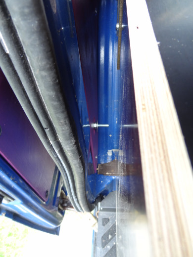 Fixation du caisson ,j'ai utilisé les fixations d’amarrage  d'origine