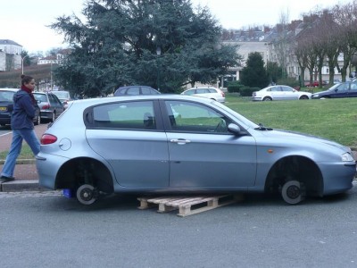 finalement il va m'en faloir 4 des roues de secour...mais planquées dans le camion...<br />je rentre cette nuit à 5h30 du mat et je trouve la voiture du voisin à l'entrée de l'immeuble.