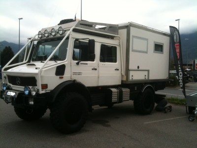 photo.JPG (920.45 Kio) Vu 11757 fois on ne voit pas bien mais si les jantes paraissent pleines et toutes noires, c'est parce qu'il y a une tôle qui protège le système de gonflage "en roulant" des pneus....!