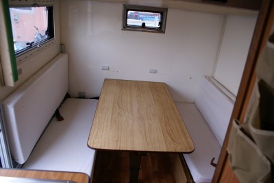 dinette in configurazione pranzo-ufficio dalla cabina, calcola che a tavola ci si sta in 6 (posti a sedere).JPG