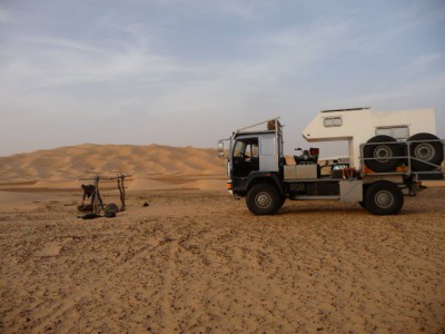Bir Zingui au milieu grandes dunes.JPG