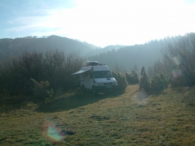 Bivouac dans le Durmitor (lendemain de pluie, d'où le auvent)