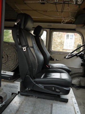 P1050618.JPG (2.45 Mio) Vu 18169 fois l espace à droite du siege passager permet de passer de devant à derrière plus simplement