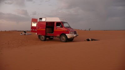 pis comme ça le Nomade qui ronfle il dort d'un coté du camion et nous de l'autre ah ah<br />avec tout ouvert de partout...