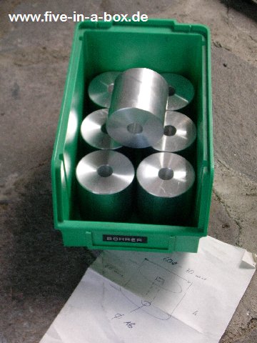 le kit de cales en alu tourné.<br />bien-sûr tous les boulons doivent être changés également a la longueur tenant compte de ces cales. je suppose que les fixations de durites de frein doivent être descendue également ou ces dernières allongées.<br />et bien-sûr la carrosserie découpées pour passer le 900r16