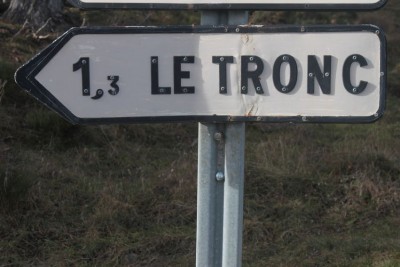 ça rigole pas ! y a un tronc dans la forêt ! et chiffres et lettres rivetés !!!