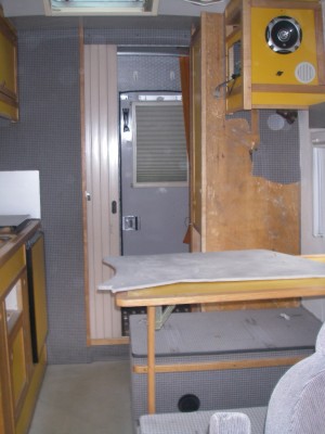 coin repas, avec au fond l'espace salle de bains douche wc vestaires....