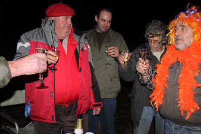 2012_12_31_9999_65.JPG (761.59 Kio) Vu 6036 fois Dans la soirée du 31, arrivée de Jean-Mi (911) et Guilhem (Mr P4) qui ont eu la bonne idée d'amener une bûche enfin comestible ...