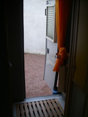 salle de bains ouverte vers les dunes.... et caillebotis qui permet AUSSI de rentrer les bottes pleines de terre et de ne pas en mettre partout !!!!!