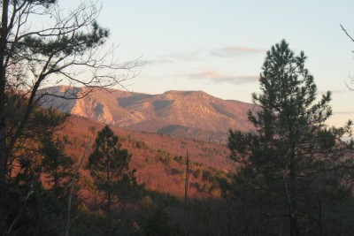 Montagnes rosées de Lozère vue du campement à Boscavès