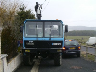 le bosseur: le voisin d'un copain refesait son toit avec la grue de cet ETR<br />mon transporter est bien petit à coté (à l'arrière plan certes)