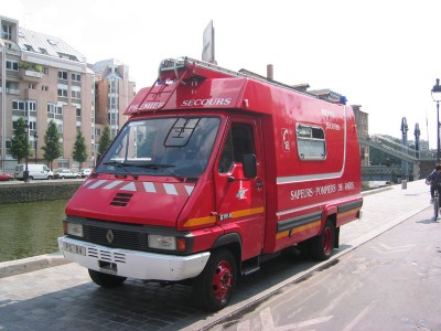 Ce Premier Secours Evacuation (PSE) carrossé par Camiva a été réalisé sur un châssis de Renault Messenger de 110ch. Ce PSE de 2ème génération a été affectée au centre de secours de Bitche à Paris en 1989. Sa carrosserie est réalisée en résine polyester armée en fibre de verre, elle se compose d'une cellule sanitaire et incendie.<br /><br />La cellule sanitaire comprend un brancard, un sac prompt secours, un matelas coquille, des lots de soins, un aspirateur de mucosité et une bouteille d'oxygène. La cellule incendie comprend une citerne de 600L, une pompe d'un débit de 1000L/min, un dévidoir tournant de 80m de tuyaux de 22mm semi rigide, deux dévidoirs mobiles de 80m de tuyaux de 70mm, un tableau de commande hydraulique, un coffre permettant de loger des outils, des tuyaux roulés et des agrès hydraulique. Le PSE est équipé en toiture d'échelle dont une à crochet pour franchir des balcons