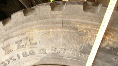 là c'est un peu hors sujet c'est sur le brutt mais si ça permet de vérifier une théorie... c'est aussi du XZL en 275/80R20 comme c'est écrit dessus<br />autrement appelé 10.5 R20...du coup la théorie des 105cm je suis sceptique...par contre (20x2.54) + (2x0.8x275) = 94.8 ça ressemble déjà plus...