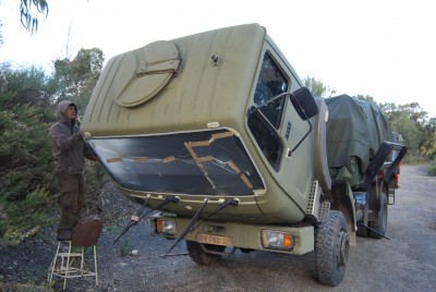 ça passe toujours pas, maquillage du camion sur un terrain vague a ceuta