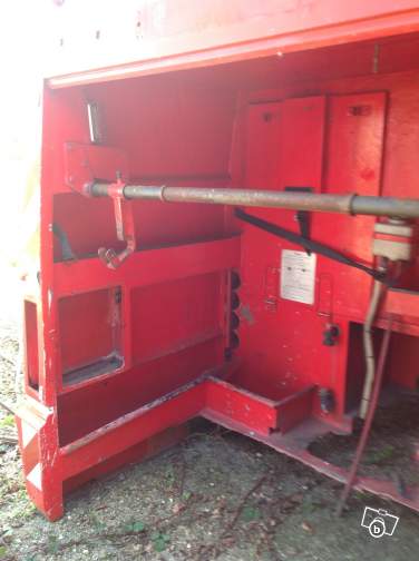 sur cette photo on voit la trappe qui permet de rentrer le brancard par l'arriere, en bas a gauche les tuyaux pvc qui courent tout le long de la caisse et permettaient sans doute de ranger des lances ou accessoires pour les tuyaux