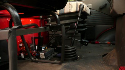 le socle de la banquette n'est pas du tout à la même hauteur que celui du conducteur dont le siege est réglable en hauteur donc solution: trouver un socle dans une casse ou en faire un nouveau.