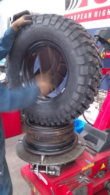 Jantes 6.jpg (118.12 Kio) Vu 16943 fois Pour le remontage, on glisse la chambre dans le pneu, on gonfle un poil pour que çà tienne, on ajoute le flap et y plus qu'à mettre sur la jante