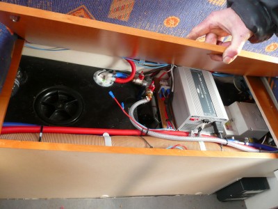 la technique dans les coffres bien sur...JP a profité de sa cabine approfondie pour se faire des réservoirs d'eau inox à plat sur la cloison arrière...autonomie oblige