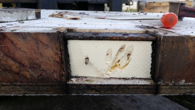 dans ce caisson, il y a une plaque d'acier filetée qui fait aussi toute la largeur de la caisse, le caisson est bien sur aussi isolé.