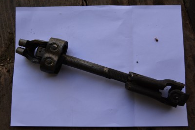 VUE_0895.JPG (855.12 Kio) Vu 11602 fois franchement s'est une merde infâme...le principe des 2 croisillons a plat permet au cardan de jouer en longueur sans avoir affaire a un coulisseau....mais du coup il se crée un porte à faux ce qui fait forcer les 2 croisillons qui ne sont plus dans l'axe du cardan....qui sont de toute façon sous dimensionné....et évidement s'est ces deux là qui on du jeux......