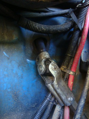 DSC02921.JPG (230.28 Kio) Vu 12370 fois Enlever la vis du haut pour que le cardan puisse coulisser au maximum vers le HAUT afin de pouvoir déboiter le cardan par le BAS