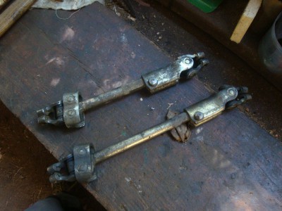 DSC02926.JPG (255.74 Kio) Vu 12359 fois A gauche le cardan d'origine dont les croisillons ont du jeu, à droite un cardan sans jeu (plus long) de T35D ou Master, acheté d'occasion sur LBC pour 20€