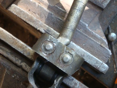 DSC02946.JPG (290.57 Kio) Vu 12359 fois Remonter les nouveaux croisillons, re-sertir avec un petit burin, et roule ma poule