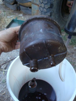 DSC02879.JPG (211.6 Kio) Vu 12359 fois Le bocal a les 2 sorties de diamètre différent (détrompeur), ce qui est casse-nouille car la durit "bocal > boitier de DA" est du coup spécifique avec deux diamètres différents et une réduction...