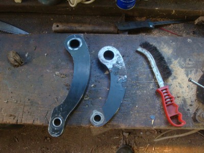 DSC02896.JPG (287.23 Kio) Vu 12370 fois A gauche la bielle pendante d'un B 4x4 ponts Hurth, à droite la version à ponts Renault