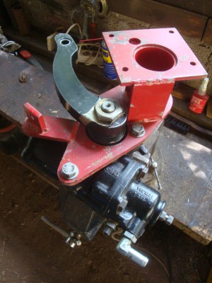 DSC02900.JPG (265.31 Kio) Vu 12359 fois Montage de la bielle (détrompeur sur une cannelure) sans oublier la plaque anti-déserrage de l'écrou avant de mettre ce dernier