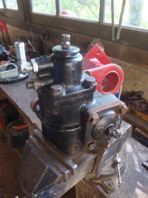 DSC02901.JPG (266.64 Kio) Vu 12370 fois La sortie de l'axe cannelé du cardan est protégée par un cache poussière qui protège un joint