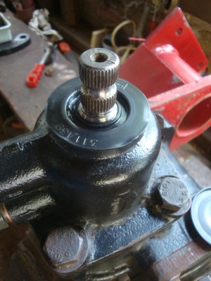 DSC02905.JPG (244.66 Kio) Vu 12359 fois bourrer de graisse sous et sur le joint, puis remettre le cache poussière par dessus tout ça