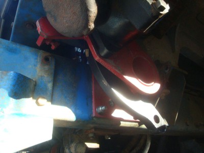 DSC02949.JPG (182.38 Kio) Vu 12359 fois Visser au max les vis de butée du support et faire jouer la bielle pendante sur toute sa course pour trouver le point-milieu en comptant les tours que fait l'axe cannelé de la sortie cardan.