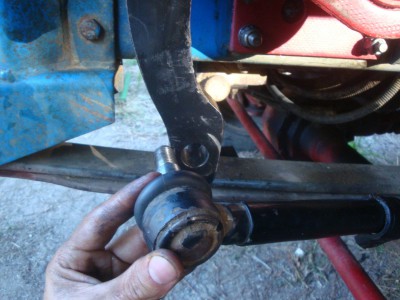 DSC02952.JPG (227.12 Kio) Vu 12353 fois La bielle pendante étant au point-milieu, et les roues toujours droites, si comme ici la rotule de la biellette de direction ne tombe plus en face (signe d'un mauvais réglage point-milieu antérieur...) il faut modifier le réglage de la biellette