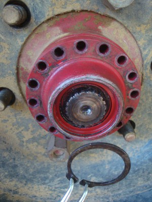 DSC02915.JPG (275.95 Kio) Vu 12357 fois Le circlip du demi-arbre