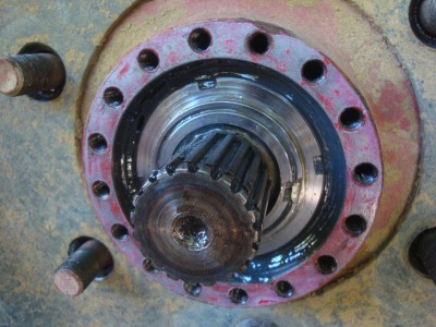 DSC02917.JPG (274.9 Kio) Vu 12362 fois Et voilà l'écrou à resserrer, il faut commencer par le dé-sertir