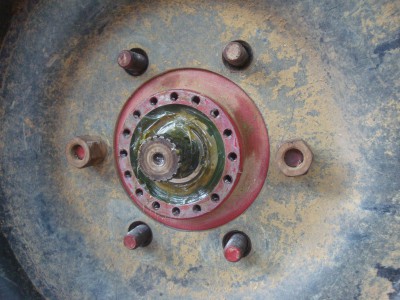 DSC02967.JPG (319.19 Kio) Vu 12354 fois Tout remonter en garnissant de graisse, serrer l'écrou, il faut que la roue tourne librement sans bruit de frottement, s'il y a encore du jeu alors que l'écrou est serré, redémonter et enlever une cale supplémentaire