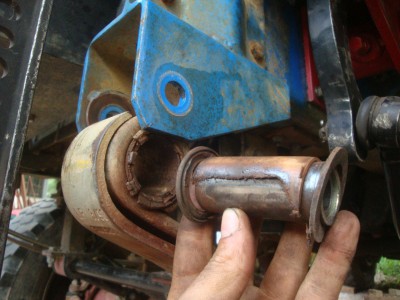 DSC02976.JPG (234.39 Kio) Vu 12354 fois Tellement HS qu'il y en a qui sortent tout seul au démontage de l'axe... Quand on sait qu'il sont rentrés à la presse!