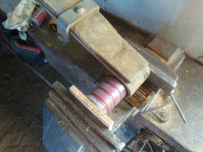 DSC03012.JPG (276.95 Kio) Vu 12354 fois Mise en place des silentblocs à l'étau après les avoir graissés