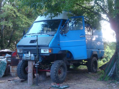 DSC03018.JPG (329.28 Kio) Vu 12346 fois C'est quand même balot d'avoir un beau hangar et de devoir bosser dehors parce que le camion ne rentre pas dessous!