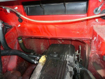 un peu plus délicat sous le chauffage qui passe déjà juste...par contre derrière le moteur il y a un peu de place...bon faut que ça respire aussi mais bon...